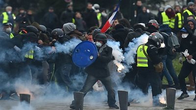 اعتقال 35 شخصا على هامش مظاهرات السترات الصفراء بباريس
