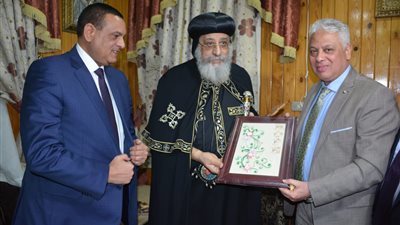 محافظ البحيرة يهدي البابا تواضروس درع المحافظة: التاريخ سيخلد مواقفكم النبيلة (صور)