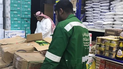 ضبط مواد غذائية فاسدة داخل ثلاجة توزيع في البيداء