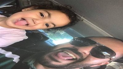 والد الطفلة 