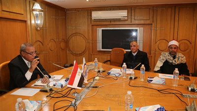 محافظ قنا يبحث تحديث البنية المعلوماتية للمشروعات الخدمية  