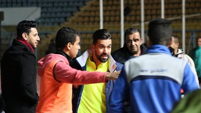 وصول فريق بيراميدز لملعب الإسماعيلية.. والحكام يعاينون أرضية الملعب