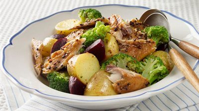 وصفة سريعة التحضير.. طريقة عمل سلطة البطاطس الدافئة والماكريل