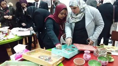 ورشة في فن الديكوباج خلال الاحتفال بذكرى افتتاح قناة السويس