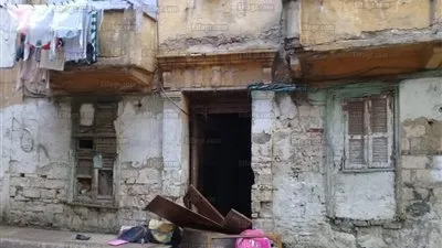 إصابة شخص جراء انهيار جزئي بعقار في الإسكندرية (صور)