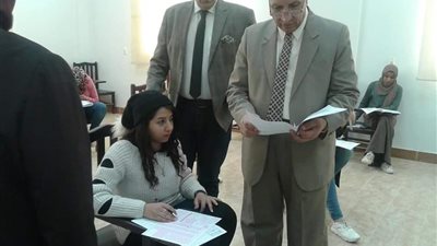 رئيس جامعة السويس يتفقد لجان امتحانات الفصل الدراسي الأول بكلية السياسة والاقتصاد (صور)