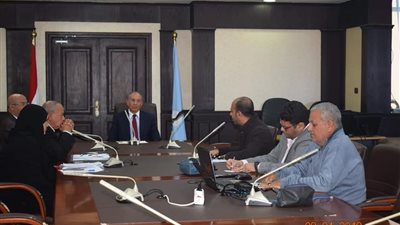 محافظ البحر الأحمر يناقش منظومة تركيب منظومة كاميرات المراقبة الجديدة بالغردقة (صور)