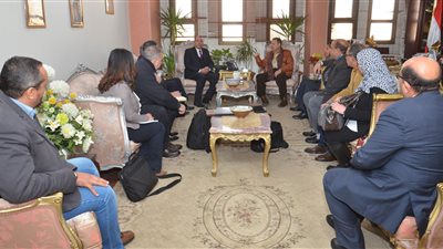 محافظ بني سويف يلتقي بوفد من وزارتي التنمية والتخطيط لبحث تطوير المراكز التكنولوجية 