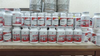 ضبط كميات من المكملات الغذائية والبروتين منتهية الصلاحية