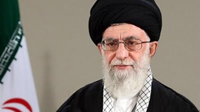 خامنئي يصف مسؤولين أمريكيين بـ 