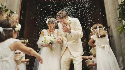 تعرفي على القصة الحقيقية وراء وقوف العروس على يسار عريسها!