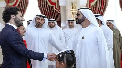 بن راشد يكرم محمد صلاح في حفل جائزة الإبداع