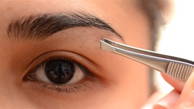 وداعا للألم.. 6 نصائح ذهبية لتنظيف الحواجب في المنزل
