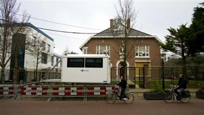 شبان يرجمون السفارة الإيرانية بالحجارة في هولندا