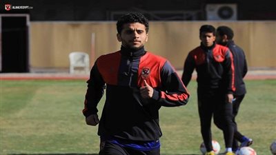 بعد إصابة محمد محمود.. فضيحة تهز الأهلي بطلها طبيب الأحمر (صور)