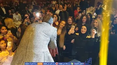 فنان شهير يتعرض للانتقاد بعد احتضانه لملكة جمال بملابس عارية (فيديو)