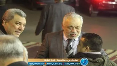 أشرف زكي يقدم العزاء في والدة الإعلامي جمال الشاعر (صور)