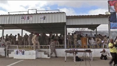 لحظة هجوم طائرة حوثية على عرض عسكري للجيش اليمني (فيديو)