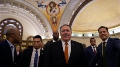 بومبيو وزوجته يتجولان في أكبر مسجد وكاتدرائية بمصر (فيديو)