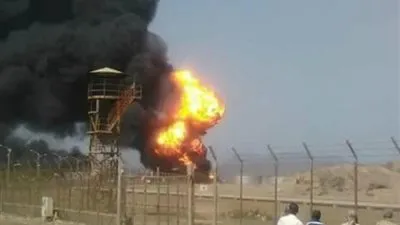 مسؤول في مصفاة عدن: الحريق الذي اندلع في أحد خزانات النفط ناتج عن انفجار