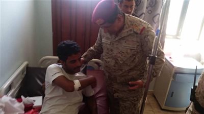 رئيس الأركان اليمني يتفقد جرحى هجوم 