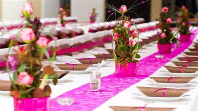 إليكِ أفضل أفكار تزيين طاولات حفلات الزفاف لهذا الموسم (صور)