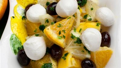 سلطة جبن الموزريلا مع البرتقال.. طريقة التحضير 