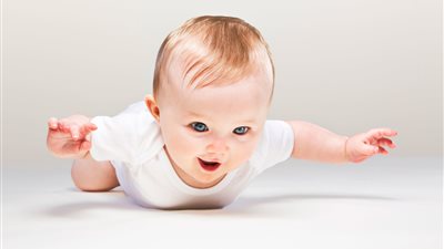 تعرفي على مراحل تطور الطفل في الشهر الثالث