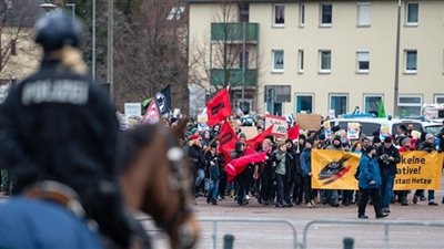 تظاهر 1000 شخص ضد حزب 