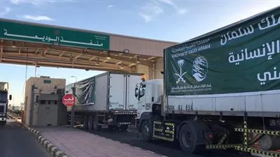 عبور 17 شاحنات إغاثية منفذ الوديعة الحدودي تستهدف الجوف والضالع