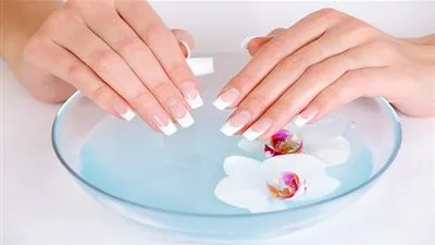 3 وصفات طبيعية لتنظيف الأظافر.. جربيهم