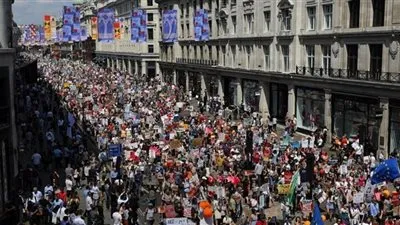 لندن.. آلاف المتظاهرين يطالبون بإجراء انتخابات عامة جديدة