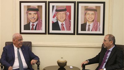 وزير الخارجية الأردني يستقبل صائب عريقات