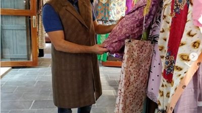 ناشط إسرائيلي يتجول بالدوحة ويتبضع من سوق واقف