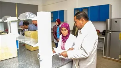 رئيس جامعة السويس يتفقد لجان امتحانات الفصل الدراسي الأول بكليتي الهندسة والطب  