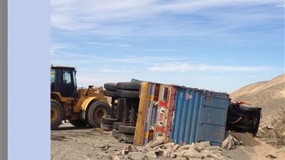 إصابة شخص في إنقلاب سيارة نقل على طريق القصير - مرسى علم (صور)