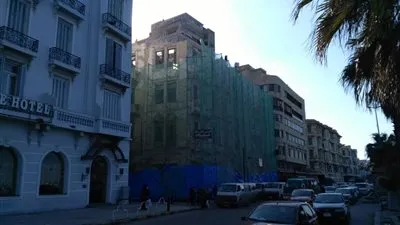 عقب عقار راقودة.. المعاول تهدم عقار مقهى