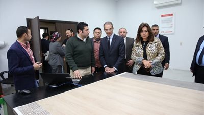 وزير الاتصالات يتفقد مركز تدريب الحاسب بديوان محافظة دمياط 