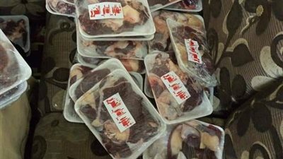 'حلاوة الإعدام'.. أسرة عروس بنها توزع اللحوم علي الأهالي ابتهاجًا بالحكم (صور)