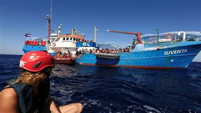 إسبانيا ترفض رسو سفينة إغاثة بميناء برشلونة تحمل نحو 300 مهاجر