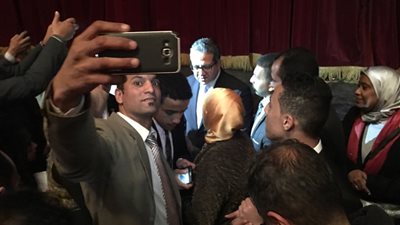 الأثريون يلتقطون 