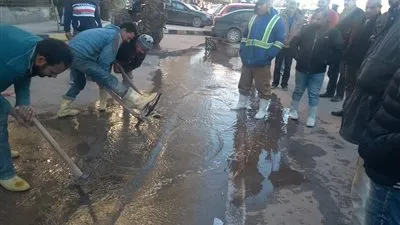 حي الجمرك يتدخل لإصلاح تهشم ماسورة مياه بكورنيش الإسكندرية (صور)