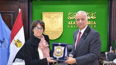 خلال اجتماعها مع رئيس جامعة الإسكندرية..