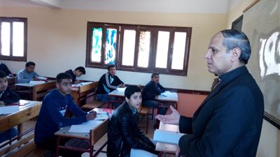 وكيل تعليم الفيوم يتابع الامتحان التجريبي للصف الأول الثانوي بمركز إطسا (صور)