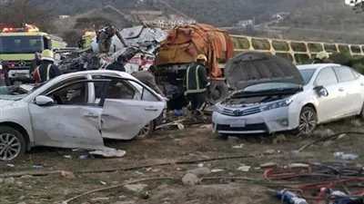 وفاة شخصين وإصابة أربعة آخرين في انقلاب شاحنة بالباحة