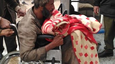 بعد وفاة سيدة البرد..  أمن الغربية ينقل مسن بلا مأوى إلى دار رعاية (صور)