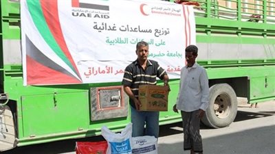 الهلال الأحمر الإماراتي يوزع مساعدات غذائية للسكنات الطلابية بجامعة حضرموت