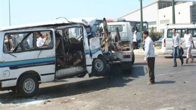 إصابة 15 فى انقلاب سيارتين بطريق 