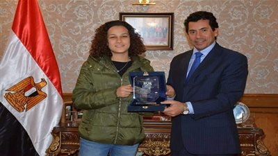 وزير الرياضة يلتقي بمنة طارق لاعبة منتخب السيدات