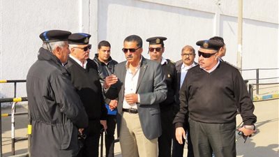 أمن الإسماعيلية يضبط 27 عاملا بحوزتهم أسلحة بيضاء (الأسماء) 